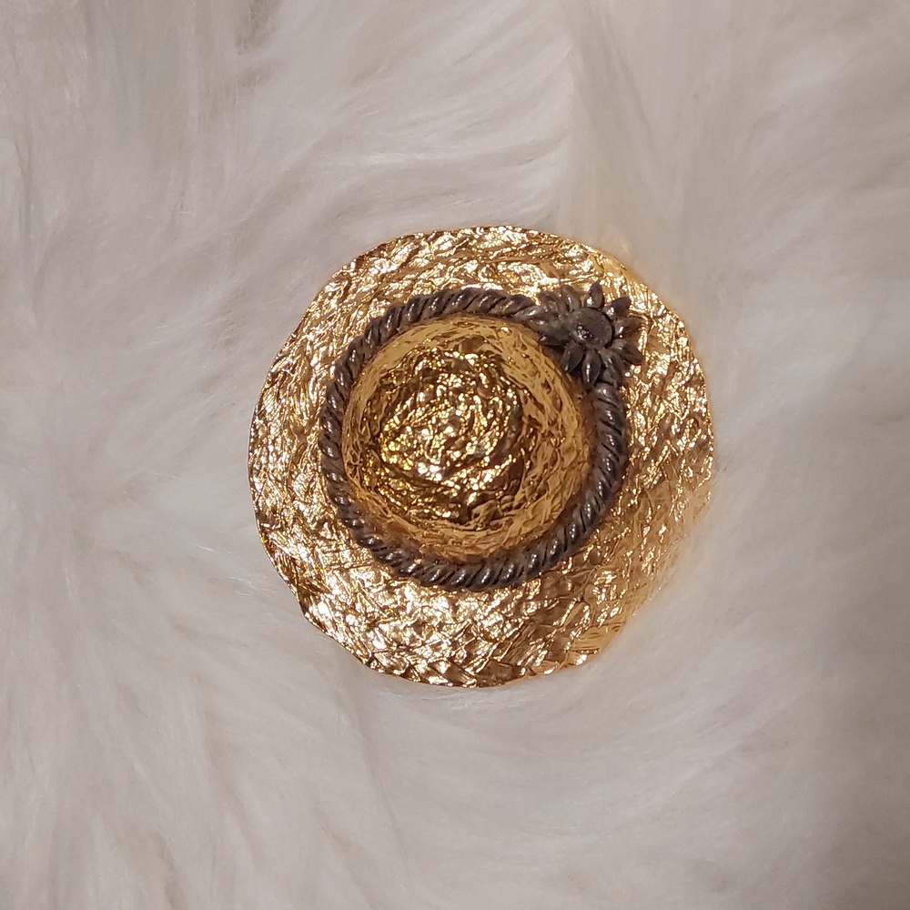 Sunhat shaped broach with flower design. Rope wrapped around it very beautiful.